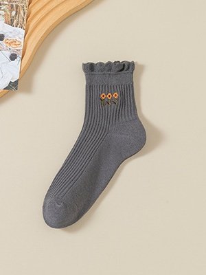 New Pure Cotton Japanese Retro Literary Flower Middle Tube Women's Socks Sweat-absorbent Breathable Embroidered Flower Socks