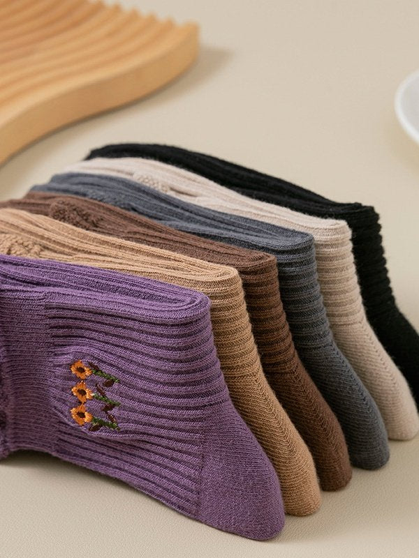 New Pure Cotton Japanese Retro Literary Flower Middle Tube Women's Socks Sweat-absorbent Breathable Embroidered Flower Socks